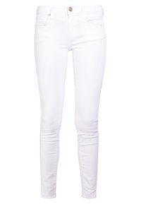 Jeans skinny de denim blanco con un diseño ajustado, que cuentan con un cierre de botón y dobladillo deshilachado. Textura suave, estilo minimalista y sin patrones visibles.