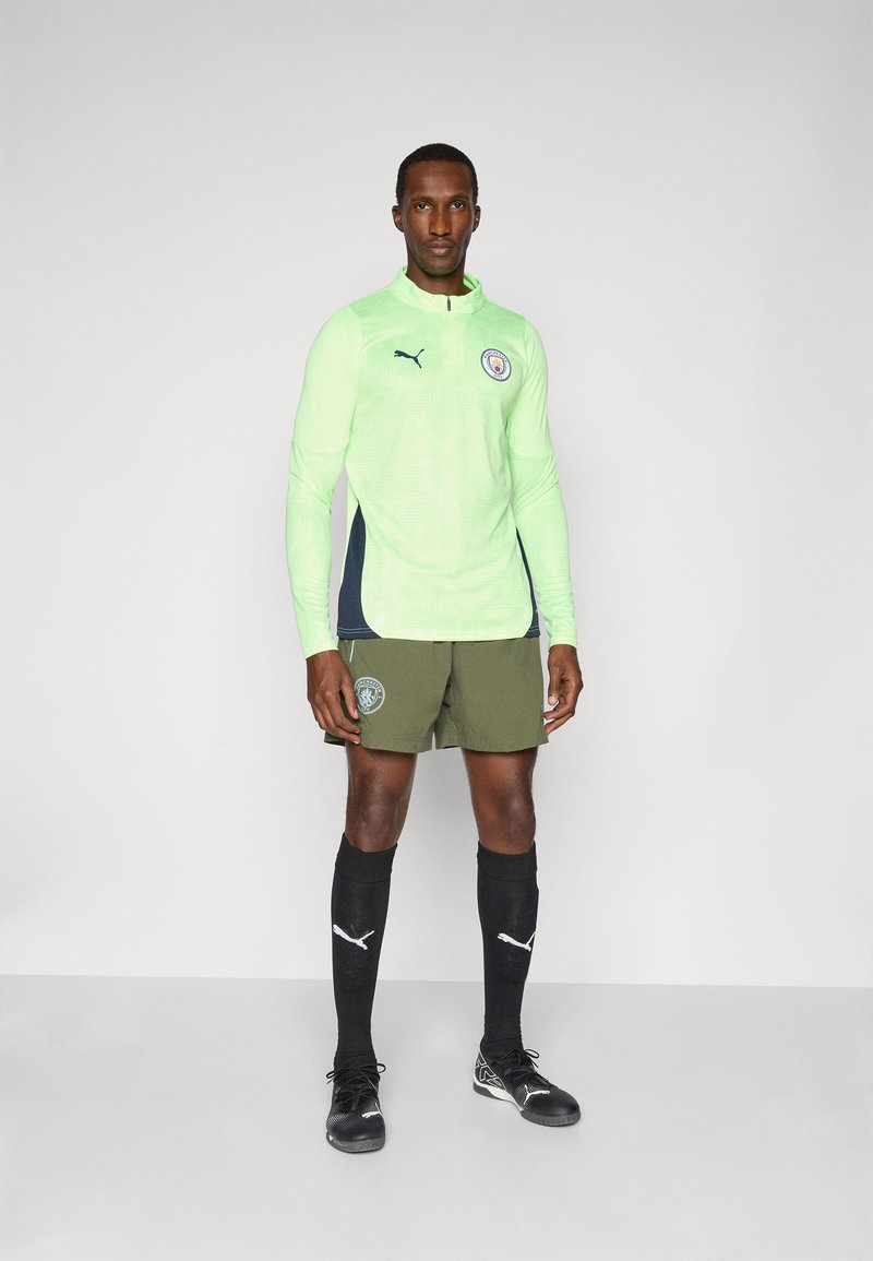 Puma MCFC PUMATECH RELAXED SHORTS - Klubové oblečení - green moss/malachite