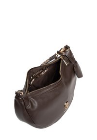 Bolso de mano de cuero marrón con forma redondeada, herrajes en tono dorado, cierre de cremallera y un forro interior con diseño. Los detalles incluyen un medallón con el logo.