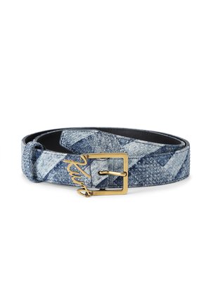 Ceinture en denim bleu roulée avec une boucle carrée en or et un petit détail signature en or sur la boucle.