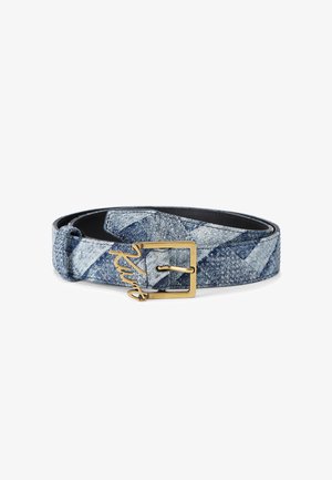 Ceinture en denim bleu roulée avec une boucle carrée en or et un petit détail signature en or sur la boucle.