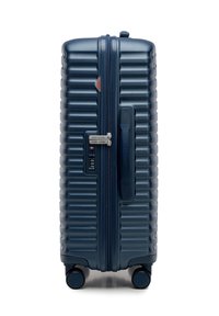 Valigia rigida blu navy con texture rigata, una combinazione di serratura e doppie ruote per la mobilità, dotata di una maniglia laterale per il trasporto.
