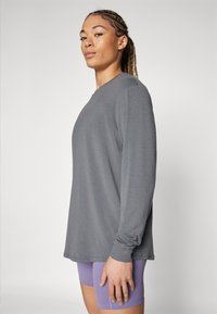 Nike Performance ONE RELAXED - Hosszú ujjú felső - iron grey/black