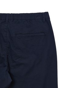 Marineblaue Hose mit einer Gesäßtasche, elastischem Bund und glatter Stofftextur. Maßgeschneiderte Passform mit dezenten Nähten.