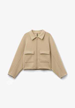 Beige kort jacka i mjukt tyg med krage, framdragkedja och två framfickor med klaff; slät textur, avslappnad passform.