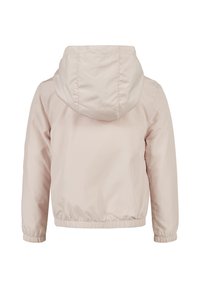 Veste à capuche rose clair avec des poignets et une taille élastiques. Texture lisse et brillante ; coutures visibles le long du dos et des épaules.
