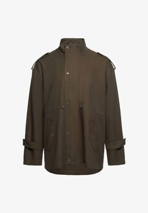 Braune Jacke mit hohem Kragen, vorderen Druckknöpfen, zwei Klappentaschen, Schulterriemen und verstellbaren, mit Knöpfen versehenen Manschetten.