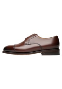 Chaussure oxford en cuir marron avec un bout rond, un laçage à cinq œillets, une texture lisse, une construction sur welt et un petit talon empilé.