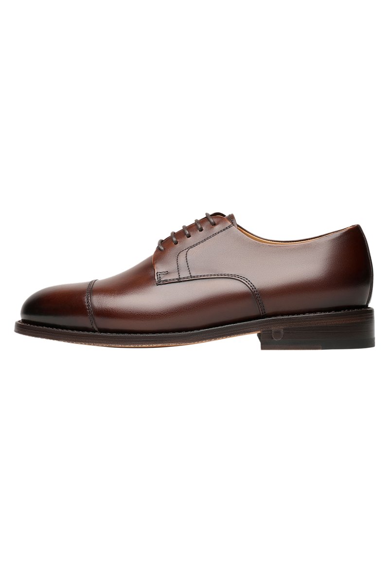 Chaussure oxford en cuir marron avec un bout rond, un laçage à cinq œillets, une texture lisse, une construction sur welt et un petit talon empilé.