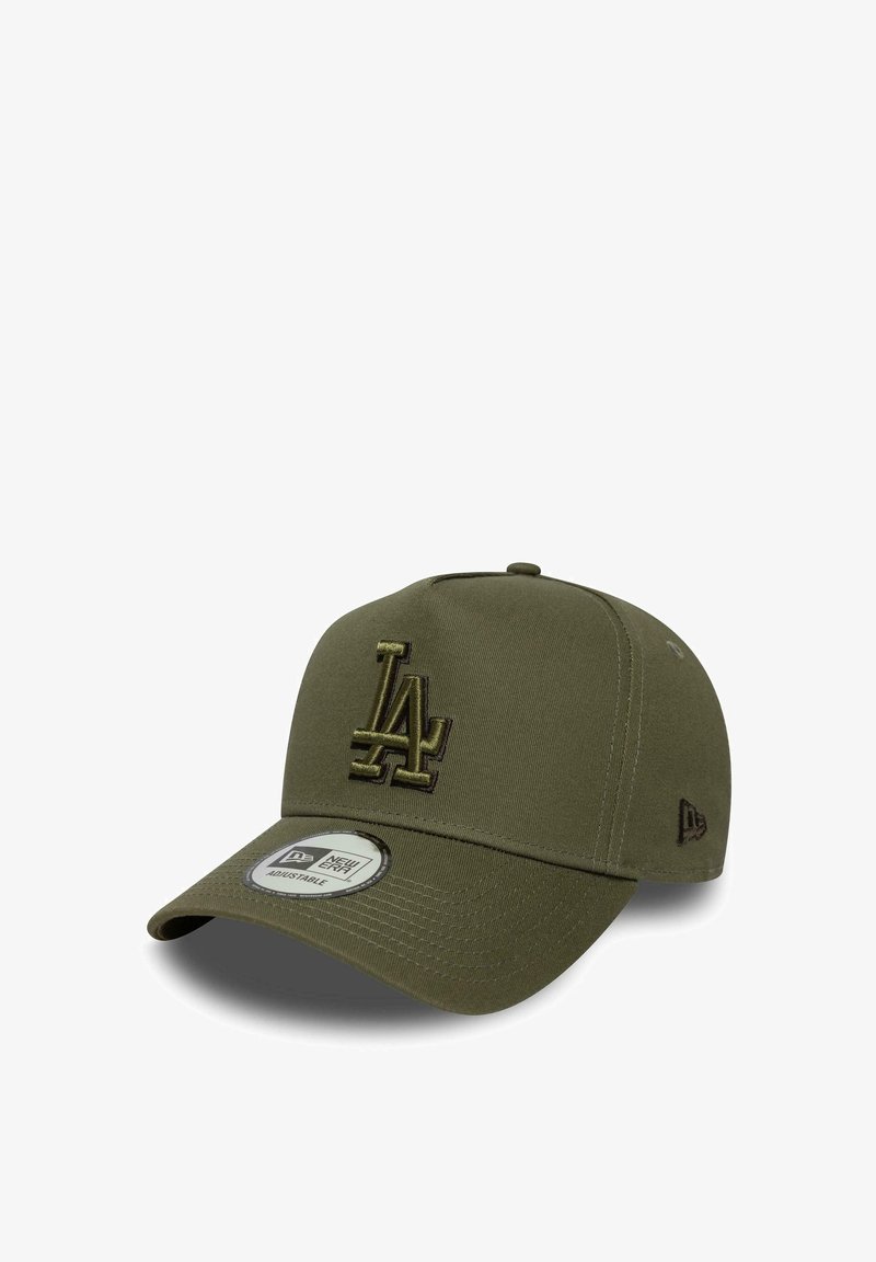 Cappello da baseball verde oliva in tessuto, con logo LA ricamato, visiera curva e cinturino regolabile sul retro.