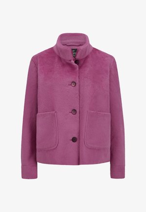 Fuchsia Jacke aus strukturiertem Stoff, mit hohem Kragen, Knopfverschluss und zwei vorderen Taschen.