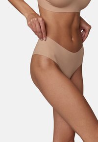 Intimo seamless beige con una finitura liscia, caratterizzato da un design a vita bassa e una cintura curva per un fit confortevole.