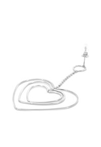 Orecchino a forma di cuore in metallo argentato, con tre cuori sovrapposti collegati da una catena, dotato di chiusura a perno e una finitura liscia e lucida.