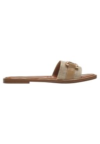 Sandali piatti color tan con tomaia in tessuto intessuto, due cinturini e accessori decorativi in oro. Suola piatta liscia con una finitura simile al legno chiaro.