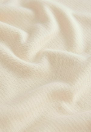 Svetlo béžová ribbená látka s jemnou textúrou, zdobená jemnými vertikálnymi líniami a plynulým padaním. Ideálna na oblečenie alebo domáce textílie.