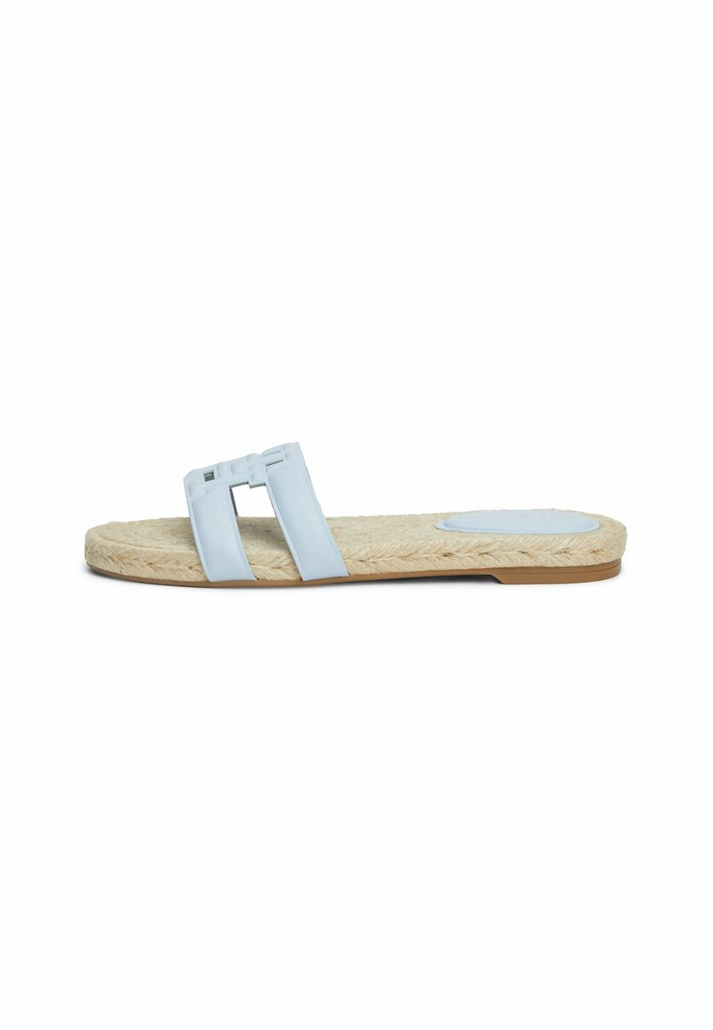 Ljusblå plastsandal med två horisontella remmar, vävd som jute-liknande sula och platt gummisula. Texturerad yta på remmarna.