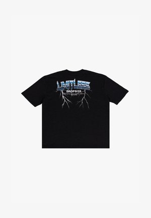 Sort bomulds t-shirt med et stort grafisk print i blå og hvid tekst på bagsiden, med lynlignende designelementer. Korte ærmer.