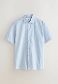 Chemise bleu clair à manches courtes, boutonnée, avec fines rayures verticales blanches et col pointu, présentée à plat sur un fond neutre.