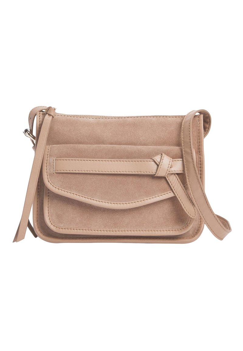 Borsa a tracolla in suede beige con dettagli in pelle, presenta una tasca frontale con pattina, un dettaglio con fiocco e una tracolla regolabile. Texture liscia.