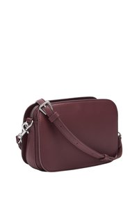 Bordowa skórzana torba na ramię o prostokątnym kształcie, z srebrnymi okuciami, regulowanym paskiem i zamkiem błyskawicznym. Gładka faktura z minimalnymi ozdobami.