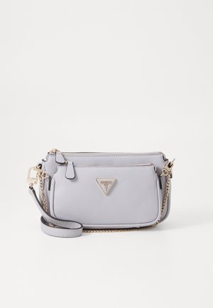 Jasnoszara torebka nadgarstkowa Guess z paskiem na łańcuszku w złotym odcieniu, przednią kieszenią na suwak oraz trójkątną plakietką z logo na teksturowanej skórze.