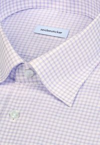 Chemise à carreaux violette claire et blanche avec col boutonné et étiquette de marque "seidensticker" à l'intérieur du col.