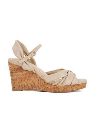 Beige wedge sandalen met een kurken hak, voorzien van een gedraaide leren bovenkant en een verstelbare enkelband. Glad textuur met een veilige pasvorm.