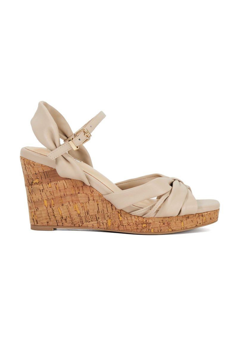 Sandales à talon en liège de couleur beige, avec un dessus en cuir tordu et une sangle de cheville réglable. Texture lisse avec un maintien sécurisé.