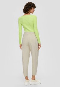 s.Oliver MIT SUPER HIGH WAIST - Cargohose - beige