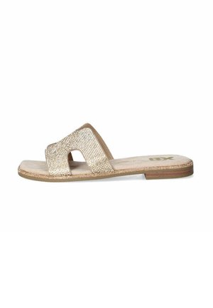 Sandalias planas con una tira beige que presenta una superficie metálica texturizada y la puntera abierta. La suela es lisa con detalles en un tono marrón claro.