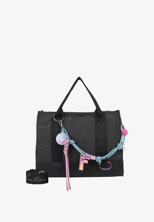Sac en tissu noir avec poignées doubles, orné de charm's colorés et d'accents de corde décoratifs. Comprend un bracelet noir assorti.