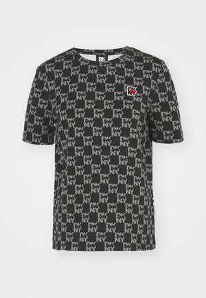 Svart t-skjorte med et gjentakende grått mønster av "DK NY" og et lite rødt logoakcent på venstre brystområde. Crew neck-design.