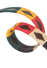 Correa tejida multicolor con un patrón texturizado que presenta formas geométricas en acentos rojos, amarillos, verdes y marrones.