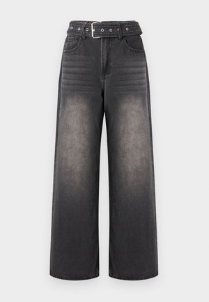 Musta, korkeavyötäröiset ja leveälahkeiset farkut, joissa haalistuneita kuvioita, etutaskut sekä musta vyö hopeisella soljella.