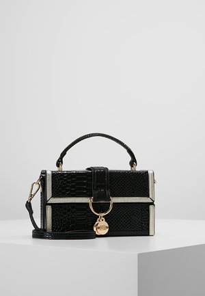 Schwarze strukturierte Handtasche mit goldener Verzierung, oberem Griff, abnehmbarem Riemen und einem goldenen Ring mit kleinem rundem Anhänger an der Vorderklappe.