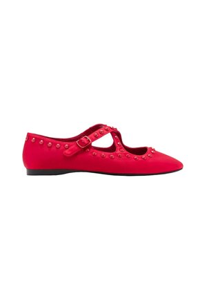 Zapato plano rojo con punta afilada, hebilla en la correa del tobillo y adornos de tachuelas redondas a lo largo de los bordes y la correa, suela negra, vista lateral.