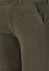 Olivegrön bomullsblandningbyxor med en mjuk textur, slim fit-design, framfickor och en knappstängning i midjan.