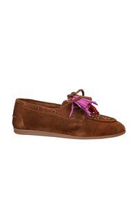 Bruine suède moccasin-stijl schoen met paarse en rode kwastjes, ronde neus en decoratieve oogjes aan de zijkanten. Platte zool.