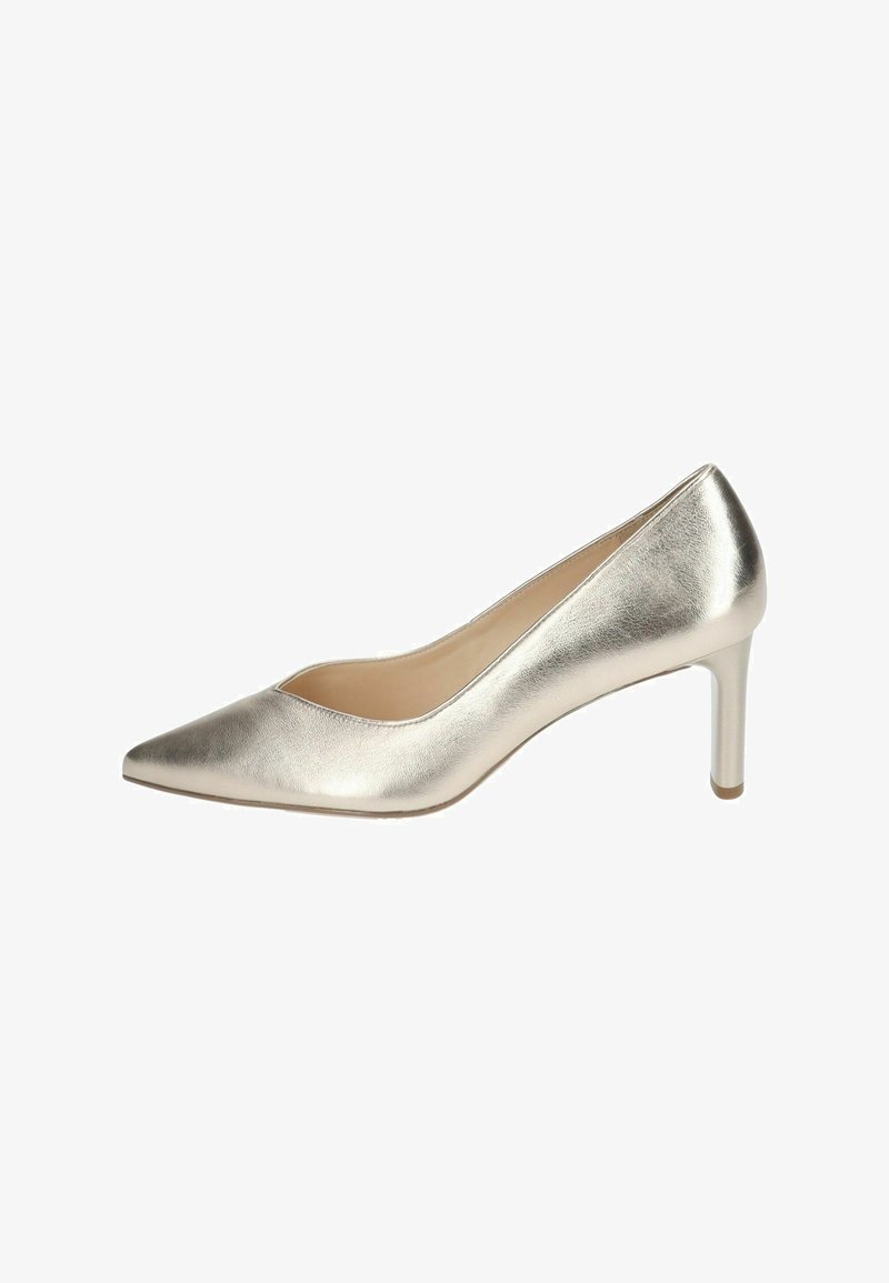 Pump alto in metallo argento con punta affusolata, texture liscia e design elegante, dotato di un tacco sottile e di una parte anteriore bassa.
