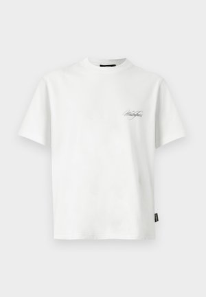 Biele tričko s krátkym rukávom a okrúhlym výstrihom s malým kurzívnym nápisom "Wasted Paris" na ľavej strane hrudníka a čiernou textilnou štítkom na bočnom šve.