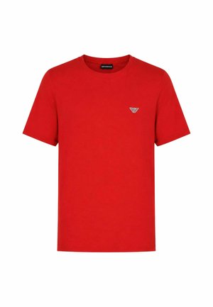 Camiseta roja de manga corta con cuello redondo y un pequeño logo blanco en el pecho izquierdo.