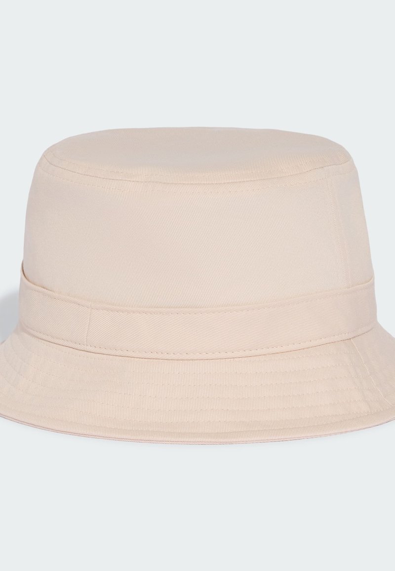 Cappello pescatore beige in cotone con una fascia cucita intorno alla corona e una tesa inclinata verso il basso.