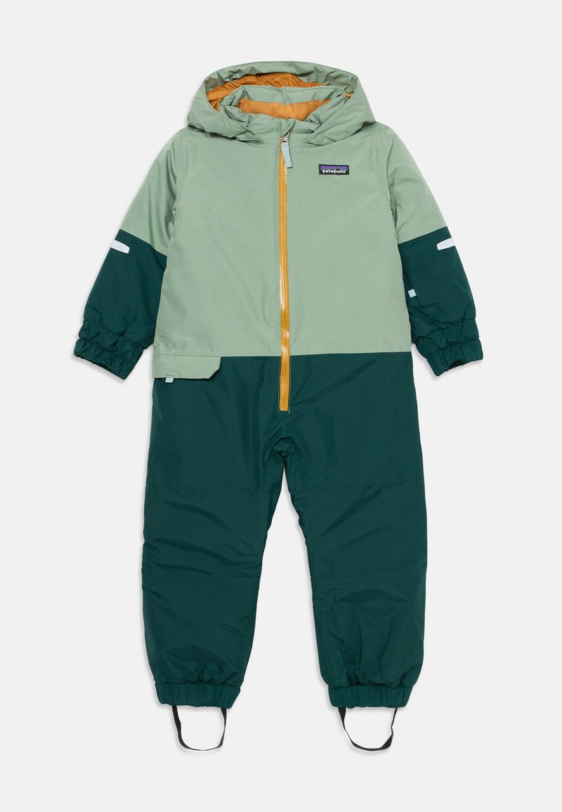 Patagonijos vaikų snowsuit šviesiai žalia ir tamsiai žalia spalvų, su geltonu užtrauktuku, kepure, elastingomis rankovėmis ir atspindinčiais akcentais.