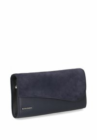 Navyblauwe clutch van glad leer en gestructureerd suède, met een geplooid klepontwerp en een zilveren logo-detail aan de voorkant.