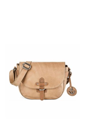 Bolso bandolera de cuero marrón claro con correa ajustable, hebilla frontal y charm en forma de ancla adjunto a la correa lateral.