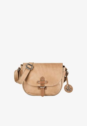 Bolso bandolera de cuero marrón claro con correa ajustable, hebilla frontal y charm en forma de ancla adjunto a la correa lateral.