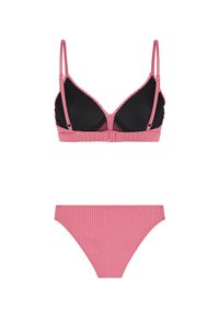 Costume da bagno a due pezzi rosa con coppe imbottite nere, spalline regolabili e texture a coste sul fondo, esposto su sfondo bianco.