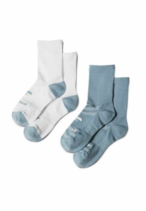 Due paia di calzini sportivi, uno bianco con tallone e punta azzurri chiaro e uno interamente azzurro chiaro, distesi su uno sfondo bianco.