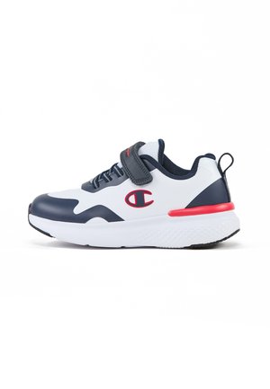 Sneakers atletiche con una tomaia in mesh bianco, accentate in blu navy, un'etichetta rossa sul tallone e suola in gomma nera; dotate di una cinghia regolabile con velcro.