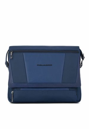 Navyblaues Laptopetui mit schlankem Design, aus strukturiertem Stoff. Verfügt über eine Frontreißverschlusstasche und einen verstellbaren Schultergurt.